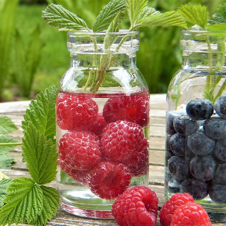 Erfrischendes Wasser mit Himbeeren