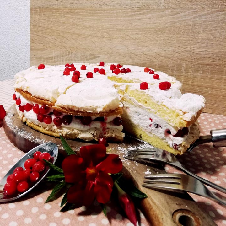 Johannisbeeren Meringue Torte