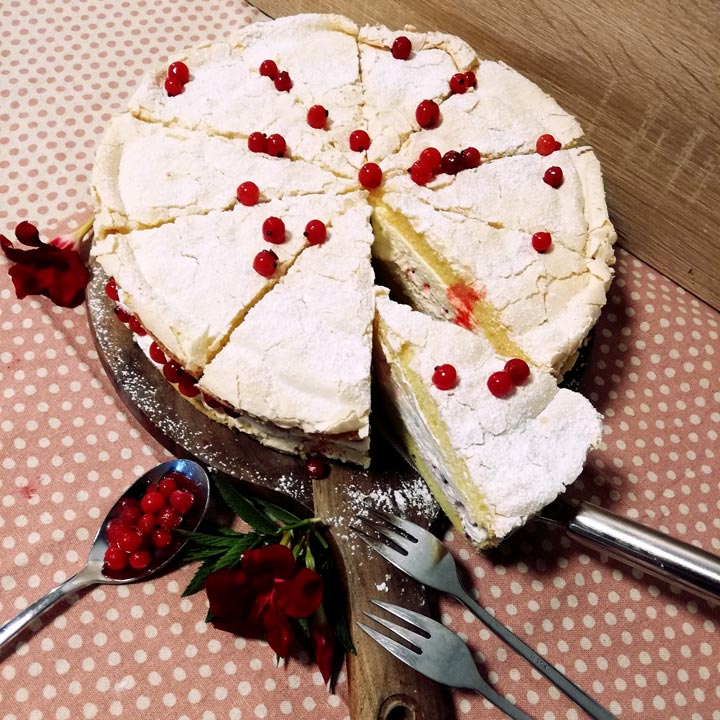 Johannisbeeren Meringue Torte