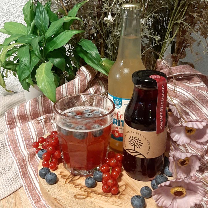 Erfrischender Drink Johannisbeeren Apfelschorle