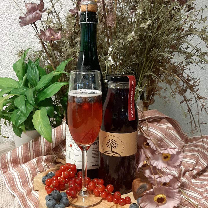 Erfrischender Drink Johannisbeeren Apfelschaumwein