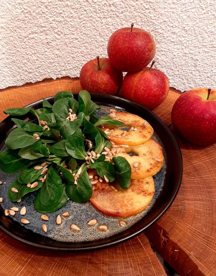 Kuppelwieser Nüsslisalat mit Apfelringen