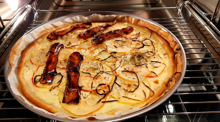 Kuppelwieser Flammkuchen mit Apfel und Zwiebel