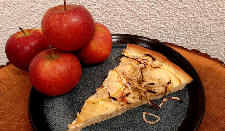 Kuppelwieser Flammkuchen mit Apfel und Zwiebel