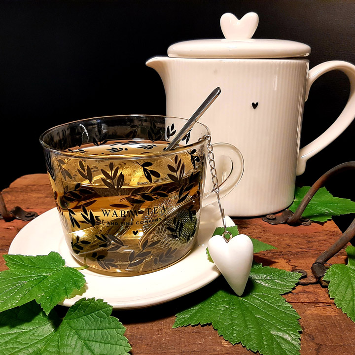 Tee mit Blätter der Schwarzen Johannisbeer Staude