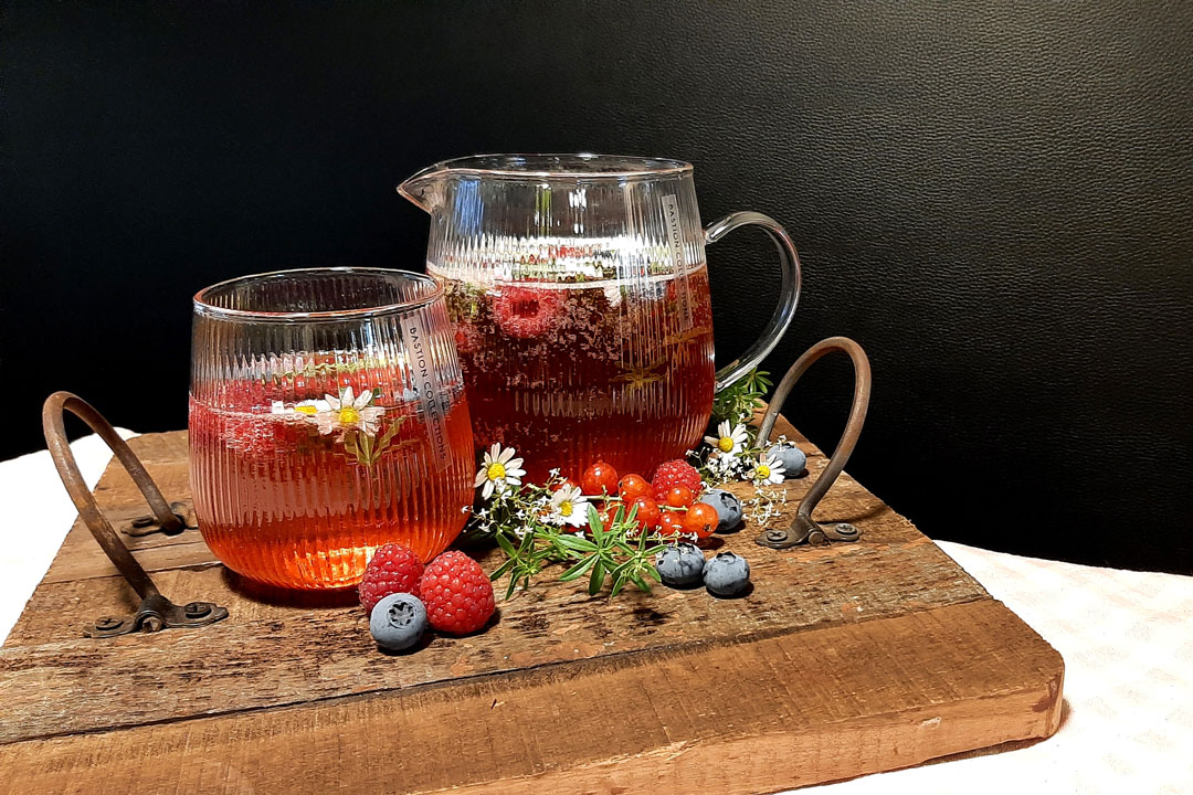 Erfrischungsgetränk Beerensirup mit Wildkräuter