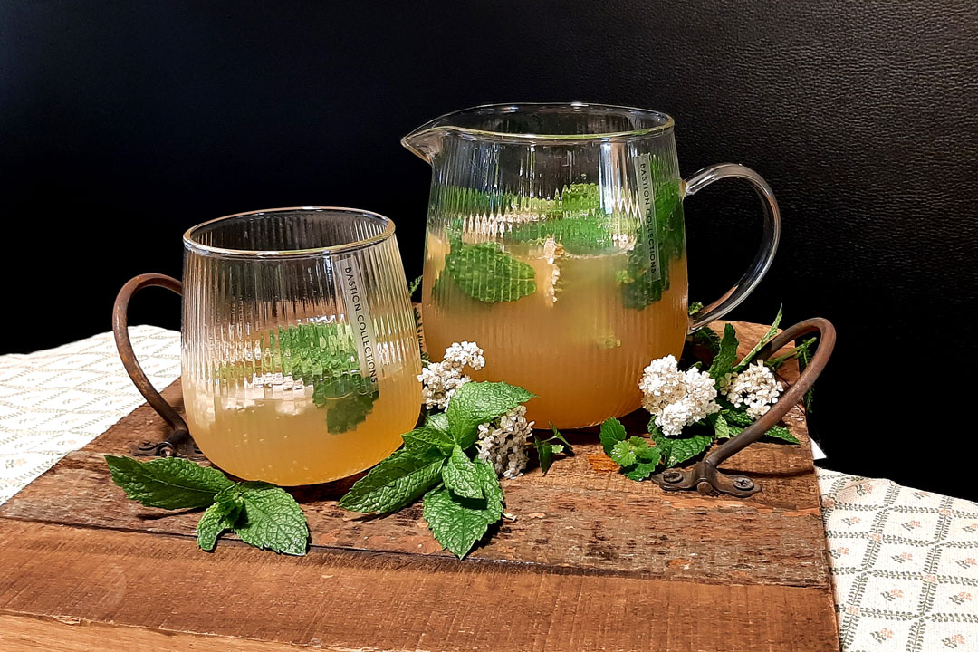 Erfrischungsgetränk Apfelschorle Öpfel Spritz mit Wildkräuter